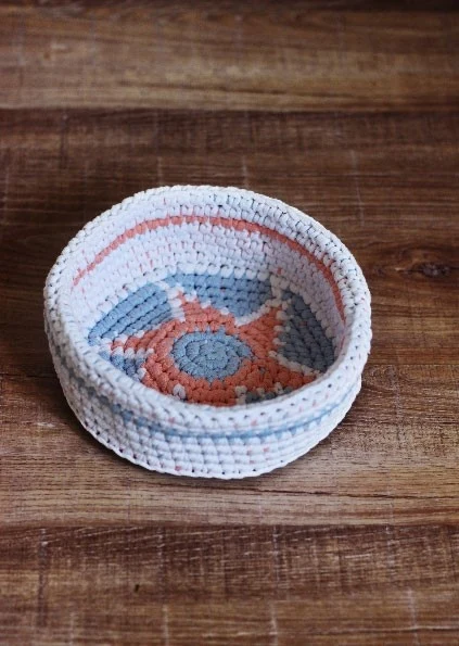 Hæklet brødkurv og kaffebrik i Mayflower Ribbon